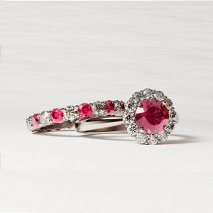 anillo de platino con rubí y brillantes