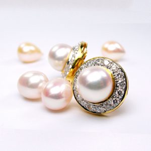 aros de oro amarillo con perlas y brillantes