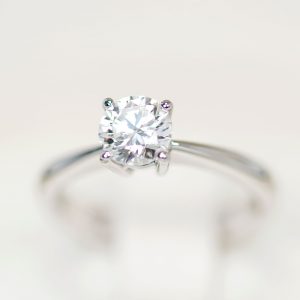 anillo solitario platino y brillante