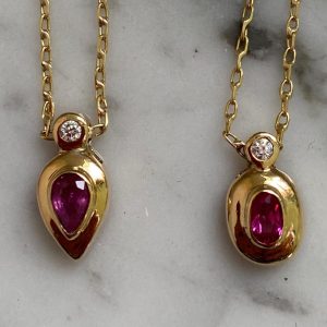 colgante thersil oro rubí y brillantes